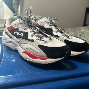Selling FILA RAY TRACER in Size 9.5 in Womens